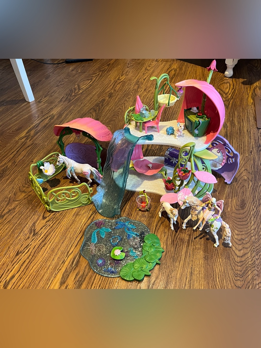 Schleich Bayala -54Pc Glittering Flower House with Unicorns fairy playset